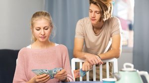 Educação financeira para adolescentes é essencial para formar hábitos conscientes e desenvolver responsabilidade com o dinheiro (Imagem: BearFotos | Shutterstock)