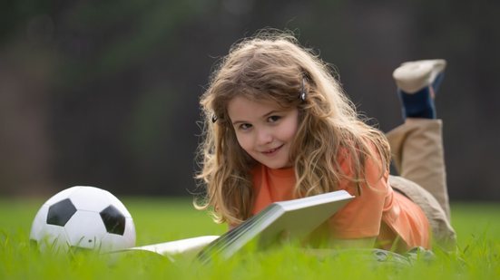 As férias escolares também são uma oportunidade para reduzir o uso de telas e aproximar crianças e jovens dos livros (Imagem: Volodymyr TVERDOKHLIB | Shutterstock)