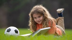 As férias escolares também são uma oportunidade para reduzir o uso de telas e aproximar crianças e jovens dos livros (Imagem: Volodymyr TVERDOKHLIB | Shutterstock)