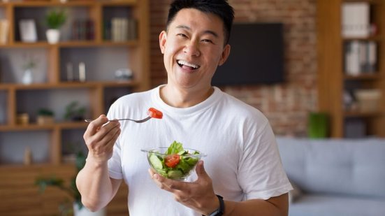 Uma alimentação balanceada contribui para manter os níveis de colesterol sob controle (Imagem: Prostock-studio | Shutterstock)