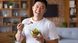 Uma alimentação balanceada contribui para manter os níveis de colesterol sob controle (Imagem: Prostock-studio | Shutterstock)