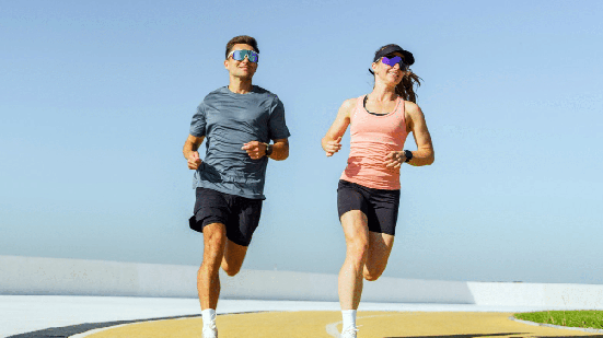 Na hora de correr, o vestuário deve unir conforto, mobilidade e praticidade (Imagem: muse studio | Shutterstock)