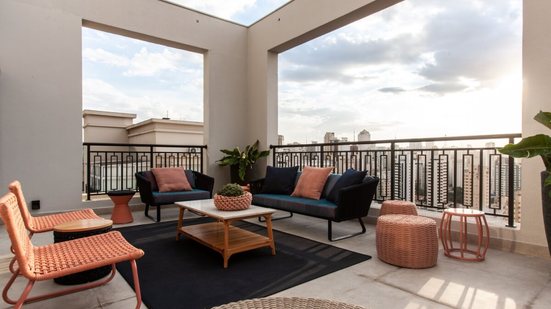 A escolha certa de materiais garante resistência e elegância nas áreas ao ar livre (Projeto: Daiane Antinolfi | Imagem: Eder Bruscagin)