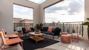 A escolha certa de materiais garante resistência e elegância nas áreas ao ar livre (Projeto: Daiane Antinolfi | Imagem: Eder Bruscagin)