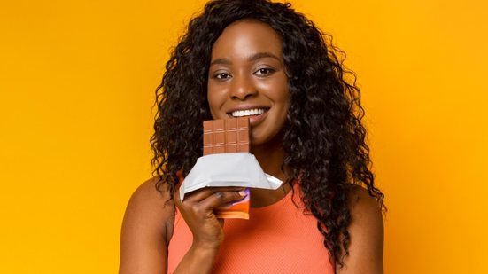 Alguns tipos de chocolate podem beneficiar a saúde (Imagem: Prostock-studio | Shutterstock)