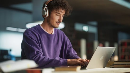 Elaborar um artigo científico requer clareza na redação e domínio das normas técnicas (Imagem: Gorodenkoff | Shutterstock)