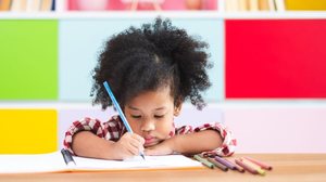 O contato com o mundo letrado precisa ser incentivado desde a primeira infância (Imagem: Nattakorn_Maneerat | Shutterstock)