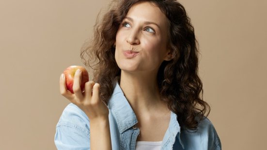 A mastigação inadequada pode ter diferentes causas (Imagem: ShotPrime Studio | Shutterstock)