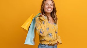 Compras consciente evitam impulsos que prejudicam o planejamento financeiro (Imagem: Maria Markevich | Shutterstock)