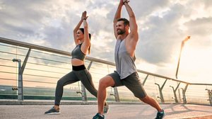 Cuidados ajudam a prevenir lesões durante a prática de atividade física nas férias (Imagem: 4 PM production | Shutterstock)