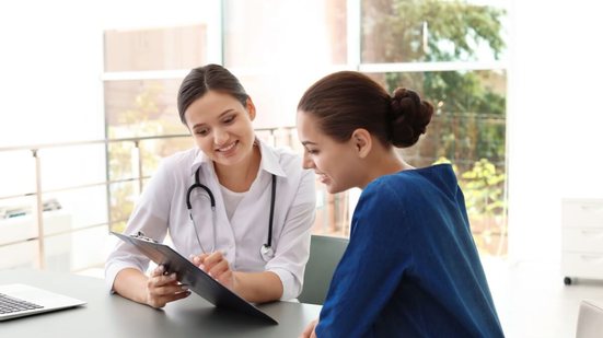 O planejamento ajuda a evitar gastos com saúde nos Estados Unidos (Imagem: New Africa | Shutterstock)