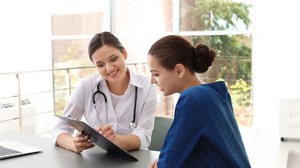 O planejamento ajuda a evitar gastos com saúde nos Estados Unidos (Imagem: New Africa | Shutterstock)