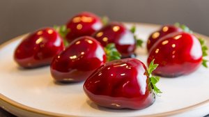 O caramelo feito da forma correta é a chave do sucesso do morango do amor (Imagem: ThiagoSantos | Shutterstock)