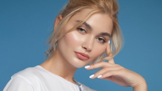 A maquiagem glow traz um viço controlado e elegante (Imagem: Nelia L | Shutterstock)