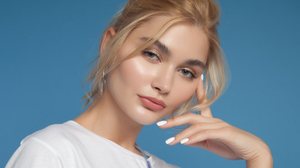 A maquiagem glow traz um viço controlado e elegante (Imagem: Nelia L | Shutterstock)