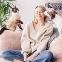 A convivência com pets pode ajudar a reduzir níveis de estresse, ansiedade e até sintomas de depressão (Imagem: Gladskikh Tatiana | Shutterstock)