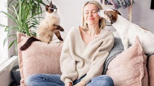 A convivência com pets pode ajudar a reduzir níveis de estresse, ansiedade e até sintomas de depressão (Imagem: Gladskikh Tatiana | Shutterstock)