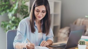 É possível aumentar a renda trabalhando de casa (Imagem: Roman Samborskyi | Shutterstock)