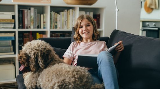 O hábito da leitura entre crianças e jovens pode ser desenvolvido com pequenas mudanças na rotina (Imagem: Dejan Dundjerski | Shutterstock)