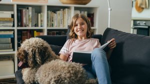 O hábito da leitura entre crianças e jovens pode ser desenvolvido com pequenas mudanças na rotina (Imagem: Dejan Dundjerski | Shutterstock)