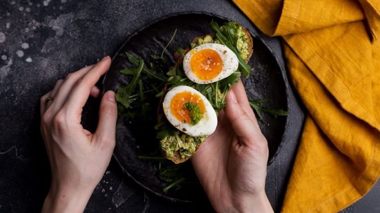 O ovo é um alimento nutritivo e benéfico para a saúde (Imagem: Tonya Koreneva | Shutterstock)