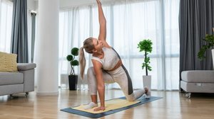 Praticar yoga com frequência é benéfico para a saúde (Imagem: Srdjan Randjelovic | Shutterstock)