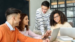 Adaptar-se às expectativas da Geração Z é fundamental para criar um ambiente de trabalho mais dinâmico e inovador (Imagem: Ground Picture | Shutterstock)