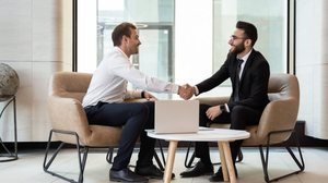 Alguns cuidados podem aumentar as chances de aprovação na entrevista de emprego (Imagem: fizkes | Shutterstock)