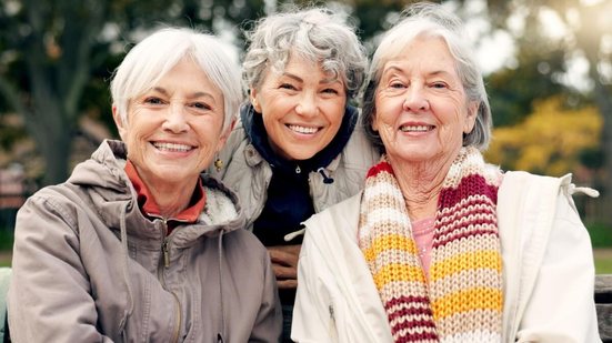 Os amigos são essenciais para a saúde mental dos idosos (Imagem: PeopleImages.com - Yuri A | Shutterstock)