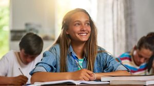 Começar a praticar a escrita desde cedo garante resultados melhores no vestibular (Imagem: PeopleImages.com - Yuri A | Shutterstock)