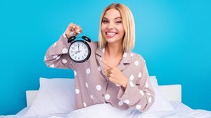 Manter horários regulares para dormir e acordar é importante para um descanso de qualidade, essencial para o processo de emagrecimento (Imagem: Roman Samborskyi | Shutterstock)