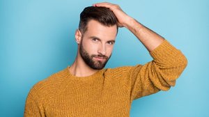 Os homens estão cada vez mais preocupados com a aparência e com os cuidados com o cabelo (Imagem: Roman Samborskyi | Shutterstock)