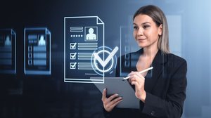 A porta de entrada para trabalhar em empresas estrangeiras passa por montar um bom currículo em inglês (Imagem: ImageFlow | Shutterstock)