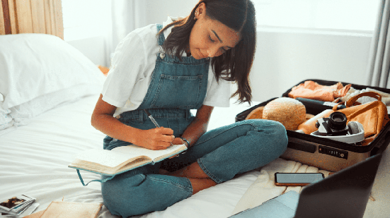 O processo de estudo durante as férias deve ser guiado e equilibrado para que o aluno aproveite ao máximo (Imagem: PeopleImages | Shutterstock)