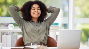 É possível crescer profissionalmente sem negligenciar seu lado emocional e psicológico (Imagem: PeopleImages.com - Yuri A | Shutterstock)