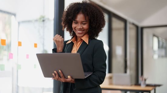 Dicas práticas ajudam mulheres empreendedoras a superarem desafios e obterem sucesso com seus projetos (Imagem: Jirapong Manustrong | Shutterstock)