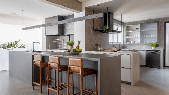 A bancada é um elemento versátil e funcional no ambiente (Projeto: Rawi Arquitetura + Design | Imagem: Rafael Renzo)