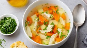 As baixas temperaturas pedem refeições quentes e nutritivas (Imagem: Anna_Pustynnikova | Shutterstock)