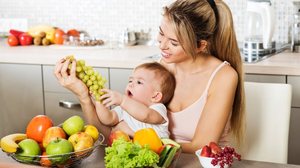 Uma dieta equilibrada, com fibras, fornece os nutrientes necessários para um bom funcionamento do sistema digestivo (Imagem: SvetlanaFedoseyeva | Shutterstock)