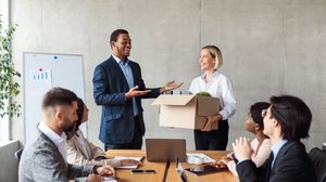 O sucesso no novo emprego começa com uma mente aberta para o aprendizado (Imagem: Prostock-studio | Shutterstock)