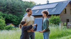 Além da economia, o sistema de energia solar valoriza o imóvel e contribui diretamente para a sustentabilidade ambiental (Imagem: Halfpoint | Shutterstock)