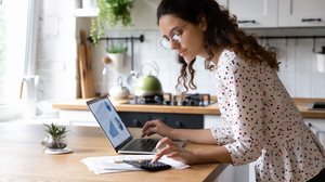 É importante organizar as finanças para evitar o endividamento (Imagem: fizkes | Shutterstock)