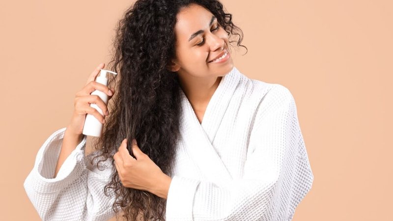 Cabelo natural no tempo seco: como reduzir ressecamento, frizz e quebra