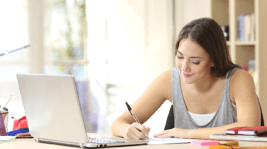 Organização e planejamento são fundamentais para estudantes que buscam melhorar o desempenho no Enem e outros vestibulares (Imagem: Antonio Guillem | Shutterstock)