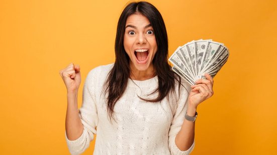 Aprender a rentabilizar dinheiro proveniente de premiações pode garantir um futuro próspero (Imagem: Dean Drobot | Shutterstock)