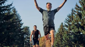 Incluir atividades físicas na rotina reduz o sedentarismo e aumenta a qualidade de vida (Imagem: Realstock | Shutterstock)