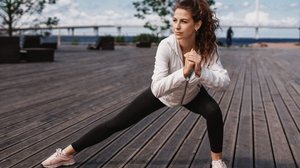 Os exercícios físicos devem fazer parte da rotina (Imagem: muse studio | Shutterstock)