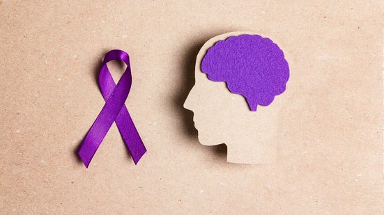 A conscientização sobre o Alzheimer é fundamental para estimular o diagnóstico precoce, fortalecer o apoio às famílias e incentivar hábitos que protegem a saúde (Imagem: WindNight | Shutterstock)