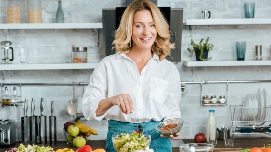 Cuidar da saúde é essencial para passar pela menopausa com mais qualidade de vida (Imagem: LightField Studios | Shutterstock)