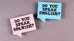 A prova de língua estrangeira no Enem vai muito além da gramática (Imagem: stoatphoto | Shutterstock)